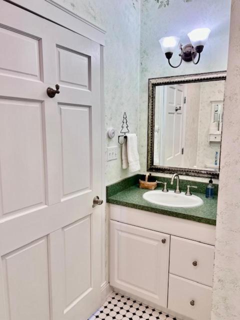 Lamp Post Lodge Westcliffe Room photo